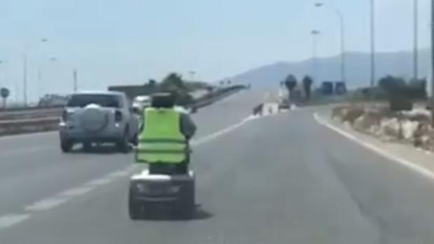 Cazado a toda velocidad conduciendo un vehículo para discapacitados en plena carretera en Málaga