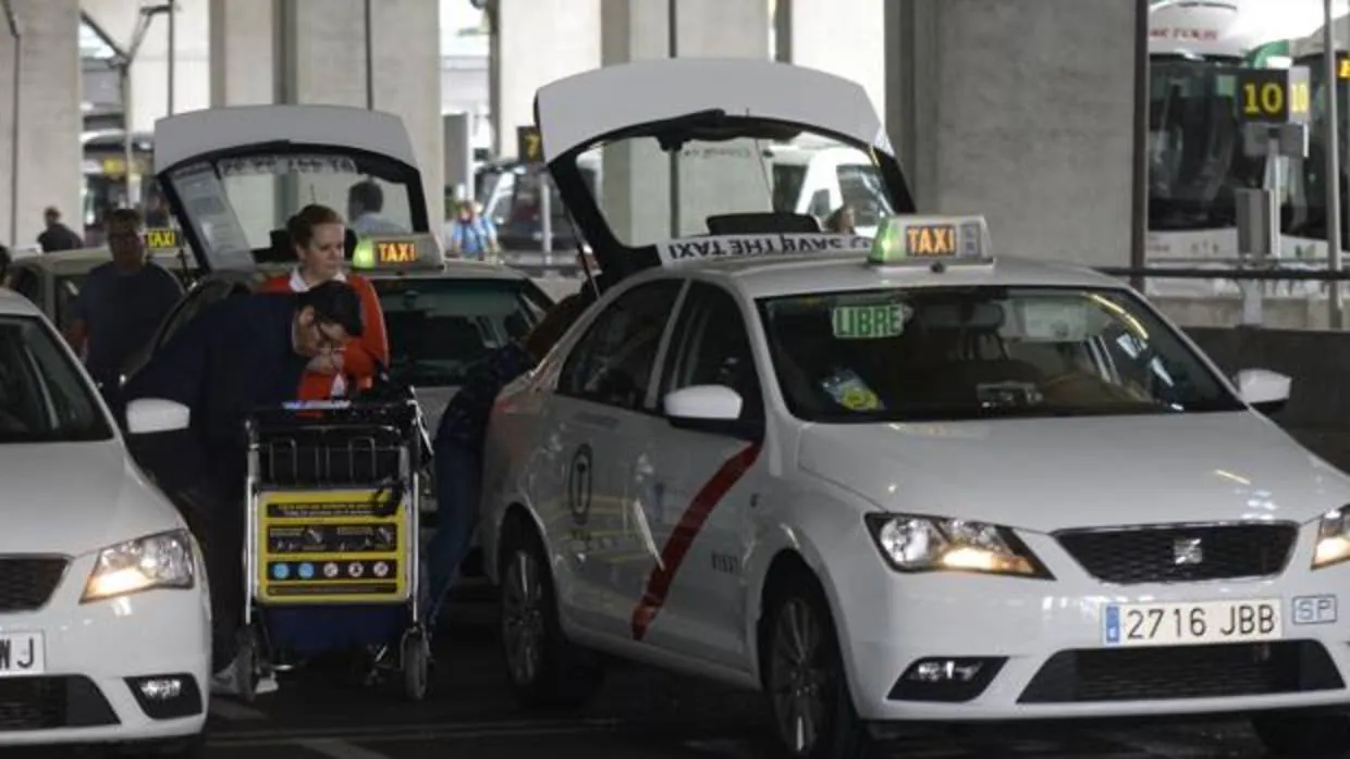 Imagen de archivo de varios taxistas aguardando pasajeros en un aeropuerto