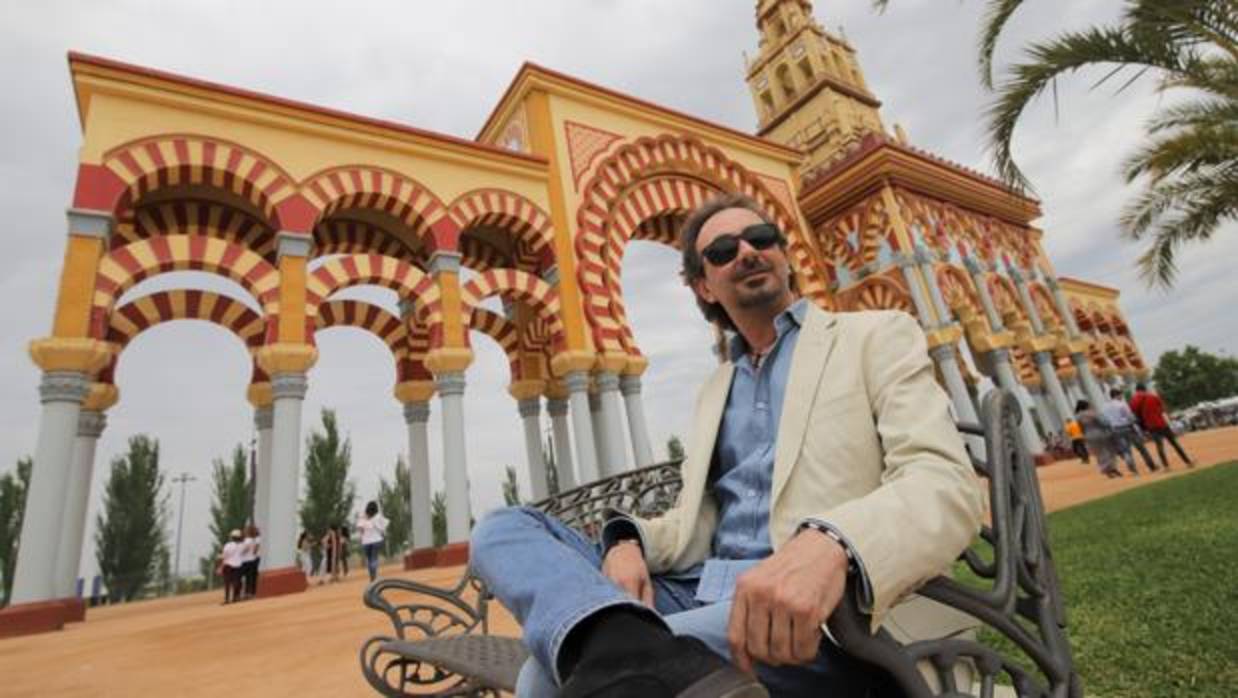 José Antonio Rodríguez, junto a la portada de la Feria de Nuestra Señora de la Salud de Córdoba