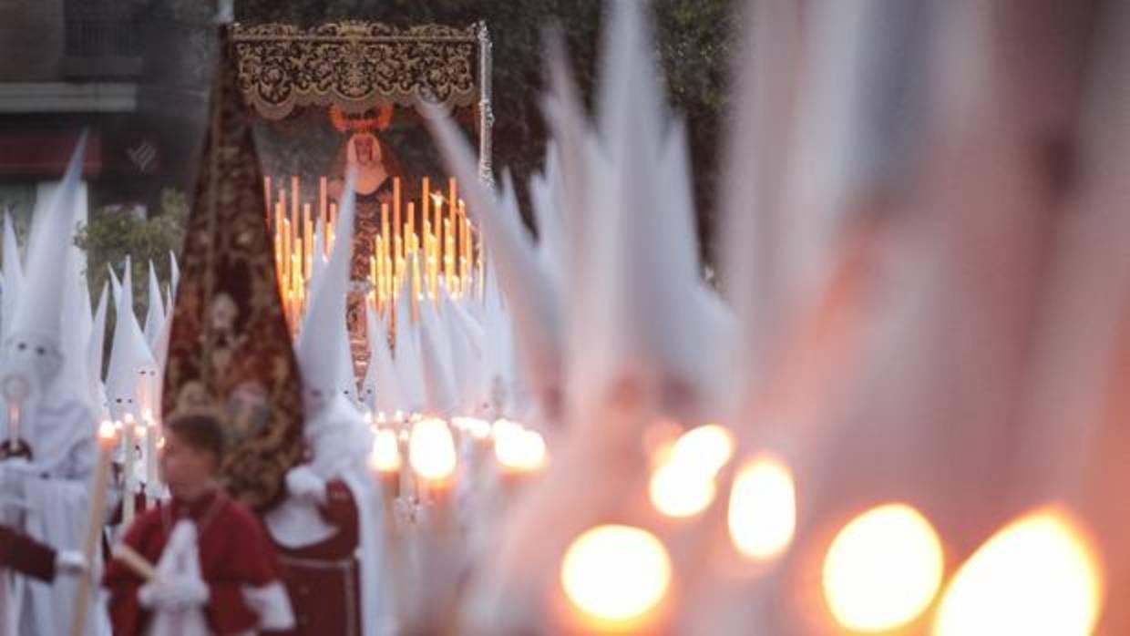 Cortejo de la hermandad de la Sentencia, con Gracia y Amparo al fondo