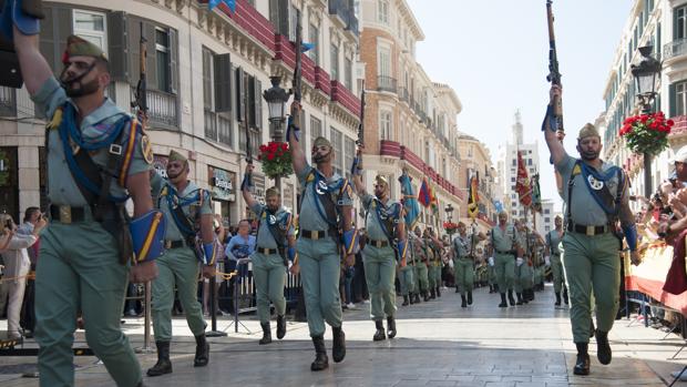 La Legión rinde homenaje a la Bandera en Málaga