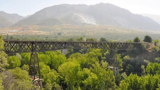 Un joven muere al caer de un puente por hacerse un «selfie» en Granada