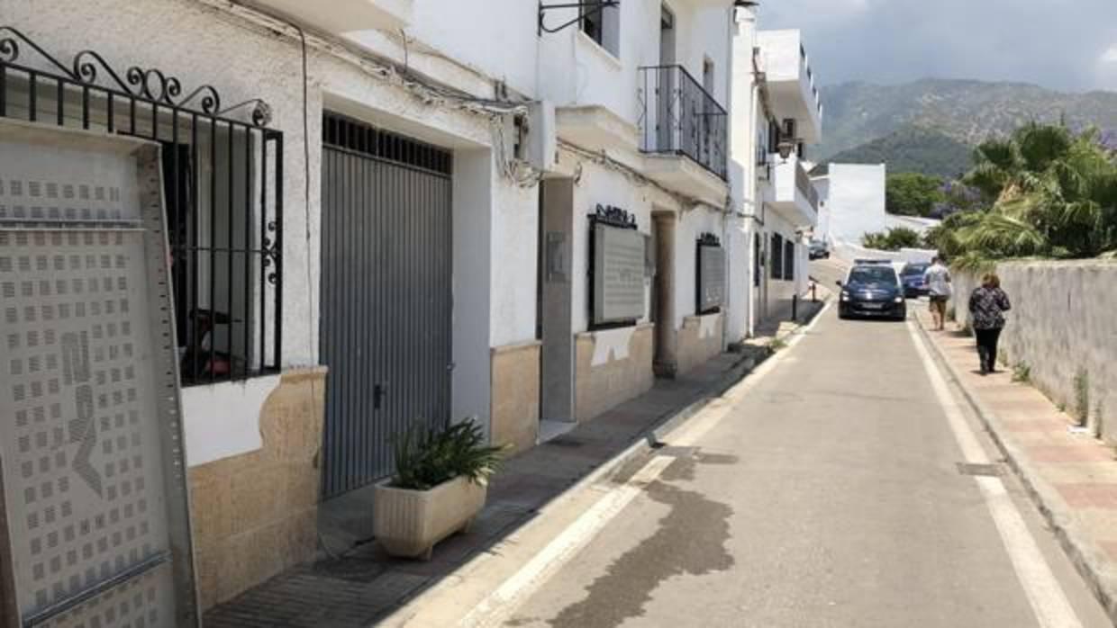 Calle Positgos en Marbella, donde ayer lunes se tapiaba el polémico edificio