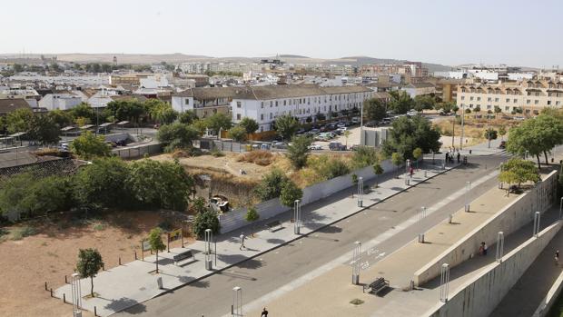 Una joven de Córdoba, apuñalada por un niño de 13 años junto a la Calahorra