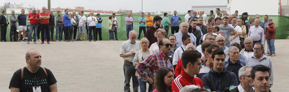 Aficionados del Córdoba CF hacen cola para hacerse con entradas para el partido con el Sporting