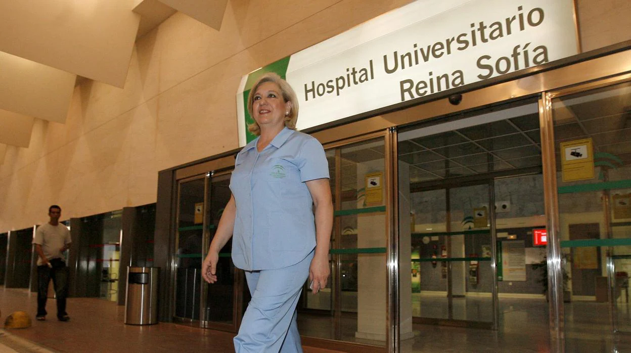 Un miembro del personal sanitario frente a la puerta de acceso al hospital Reina Sofía de Córdoba
