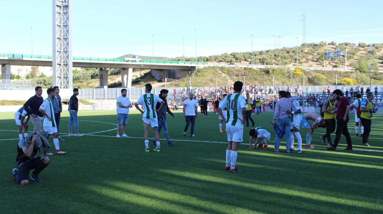 Desolación de los jugadores del Córdoba B tras el descenso en el partido ante el Mérida