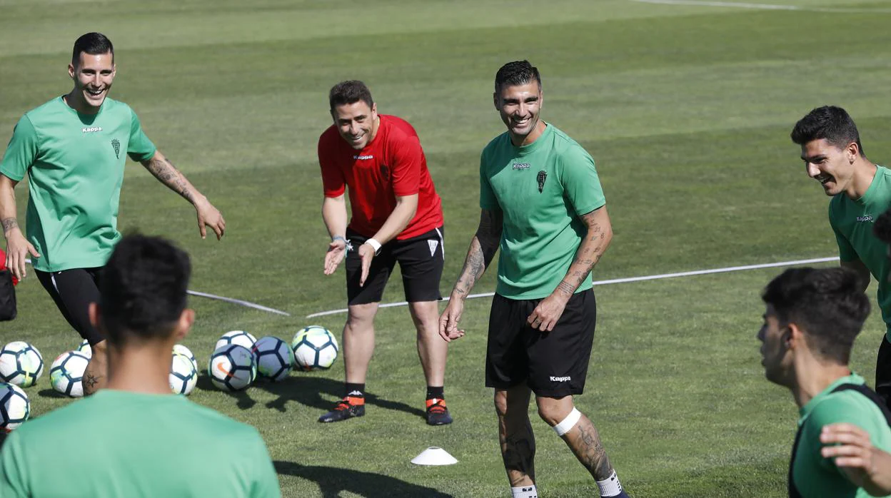 José Antonio Reyes sonríe en un rondo en el entrenamiento del Córdoba CF
