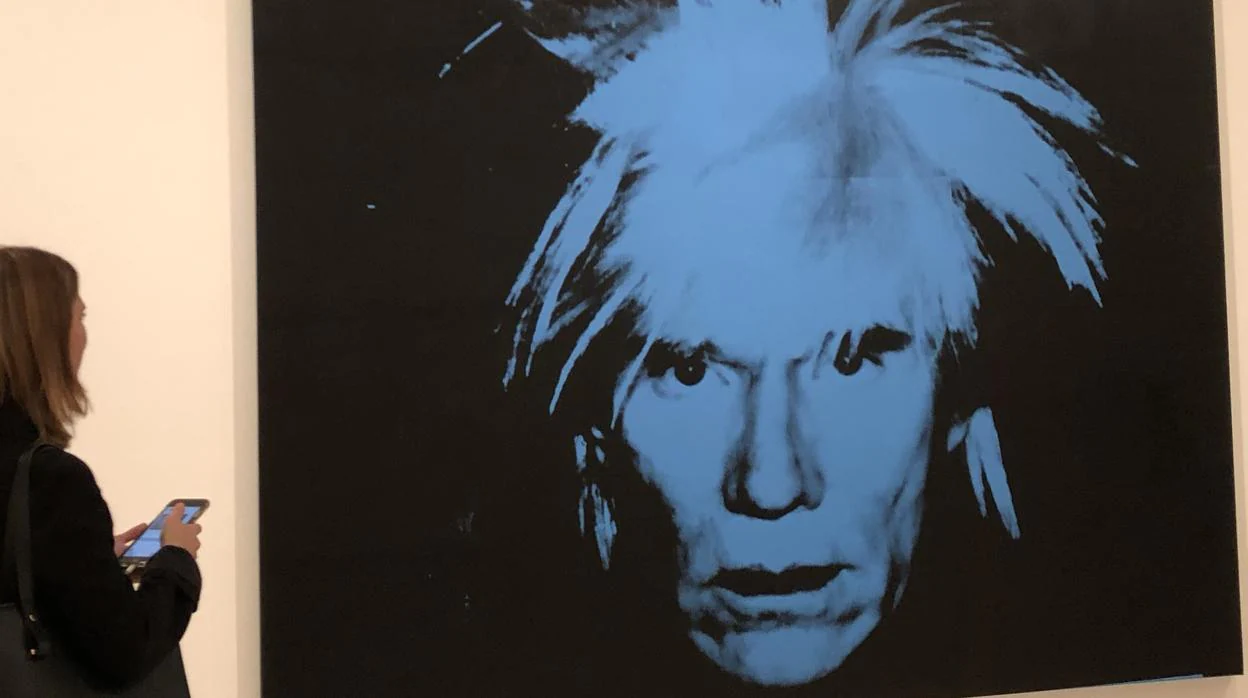 Retrato de Warhol a la entrada de la exposición