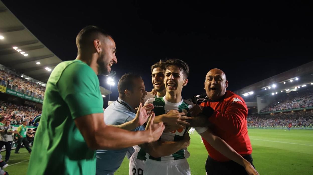 Álvaro Aguado celebra el tercer gol ante el Sporting junto a miembros del equipo