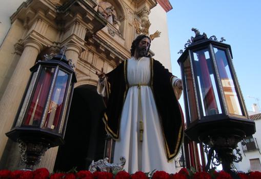 El Señor de la Divina Misericordia, frente a la parroquia de la Trinidad