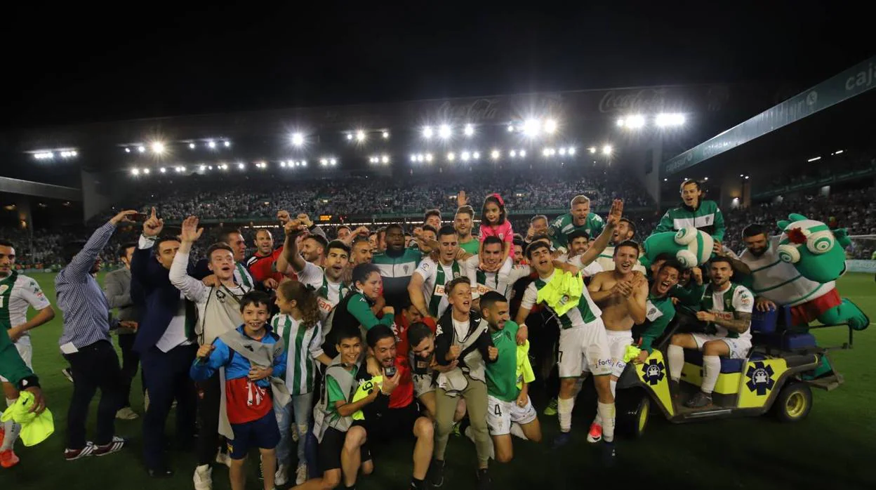 La plantilla celebra sobre el verde la permanencia en Segunda División