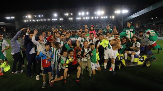 Vídeo | Así fue la celebración de la salvación sobre el césped del estadio El Arcángel