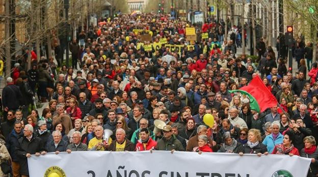 Manifestación contra el aislamiento ferroviario en Granada.