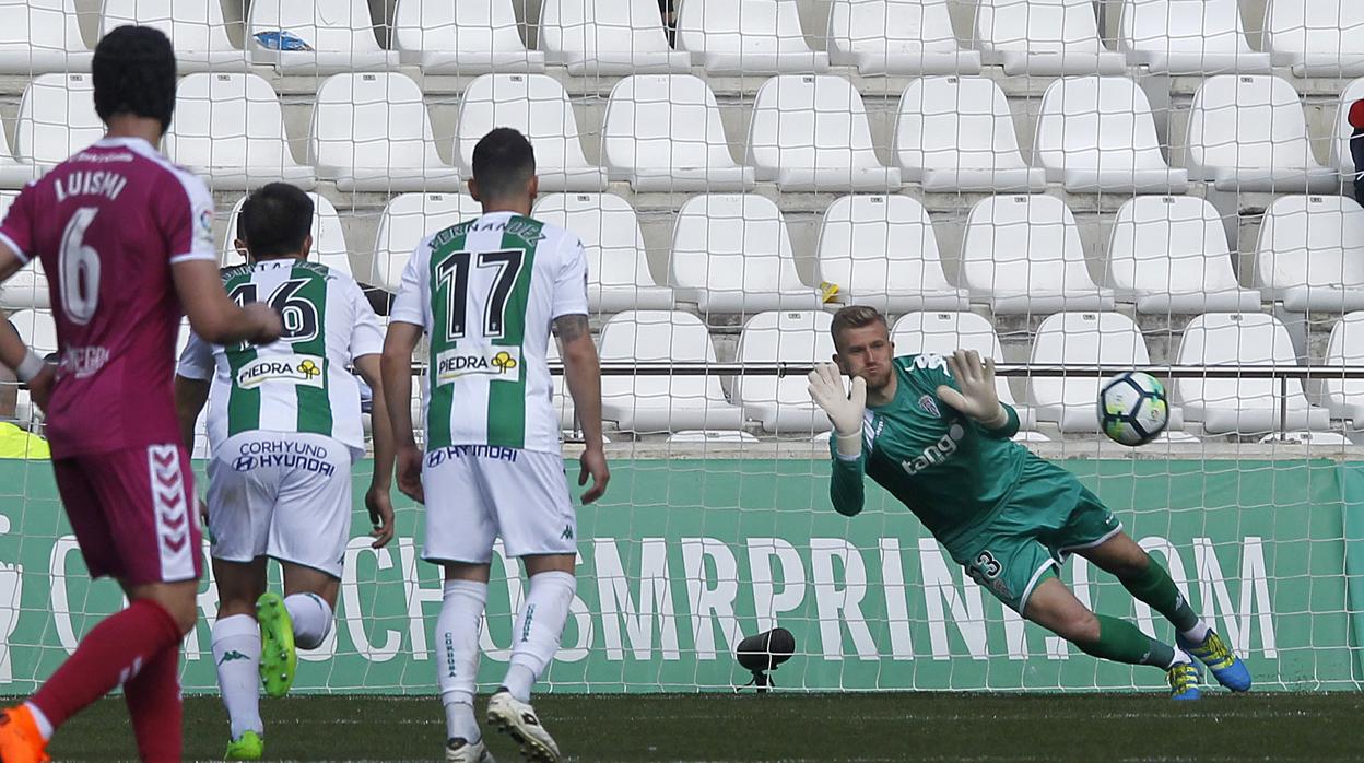 Pawel Kieszek detiene el penalti ejecutado por el Real Valladolid en El Arcángel