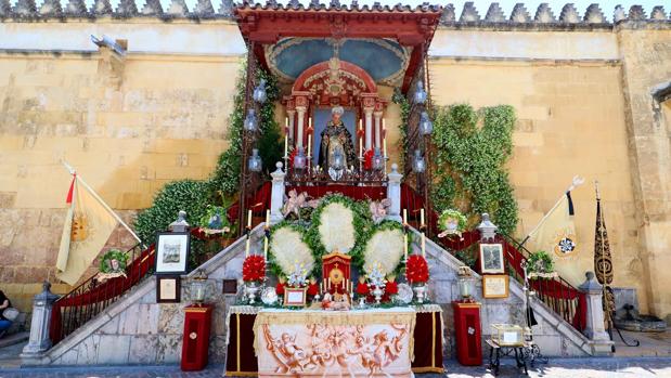 La hermandad de la Expiración de Córdoba dedica su altar al Padre Posadas