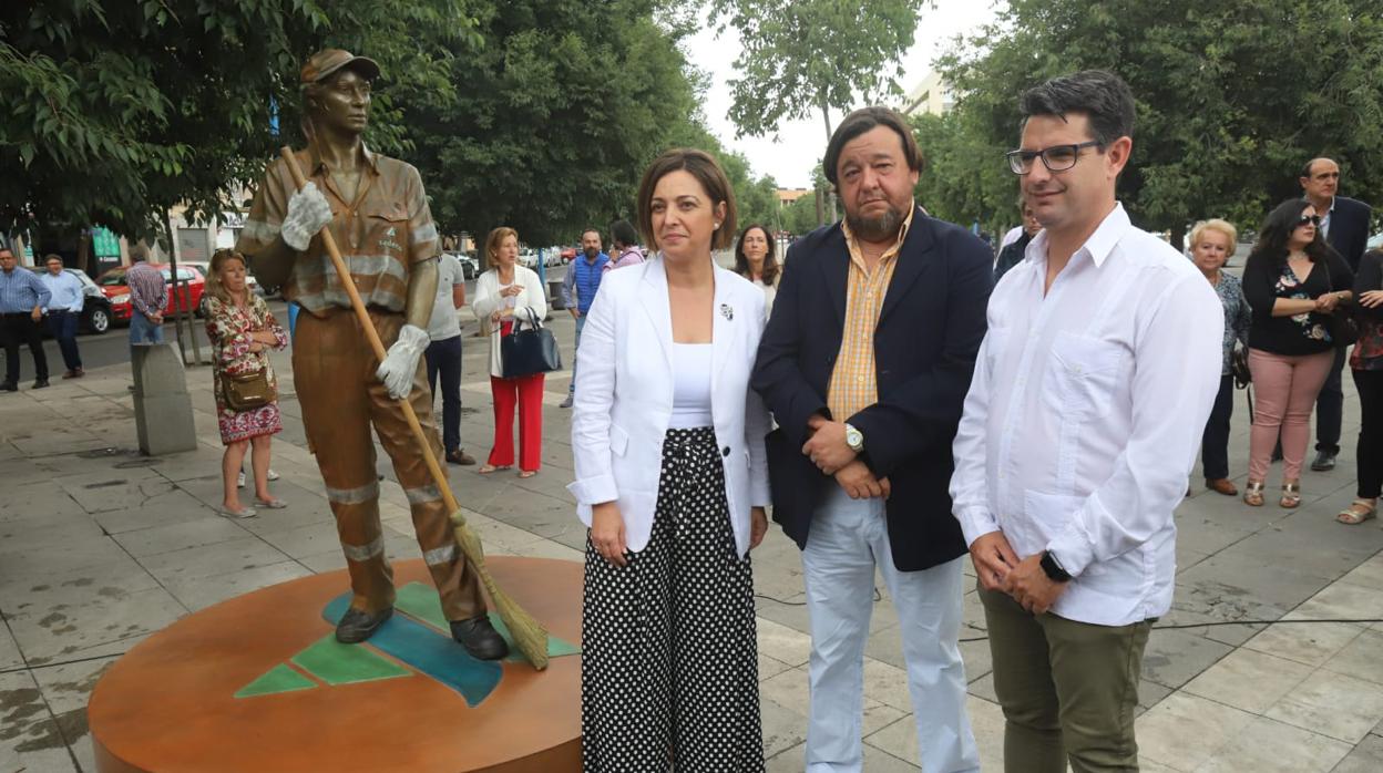 El artista que ha realizado la estatua junto a la alcaldesa y al presidente de Sadeco