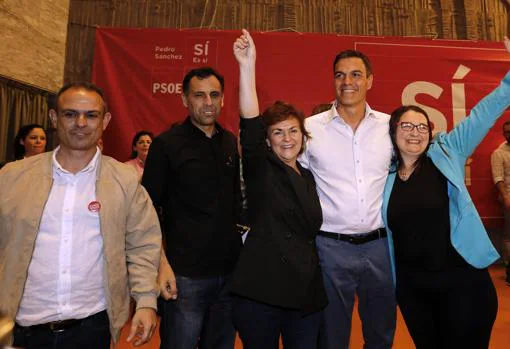 Carmen Calvo, con Pedro Sánchez, en la campaña de las primerias de 2017