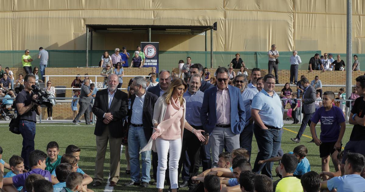 La presidenta de la Junta, Susana Díaz, junto al alcalde de Sevilla en la visita de ayer a un campo de fútbol