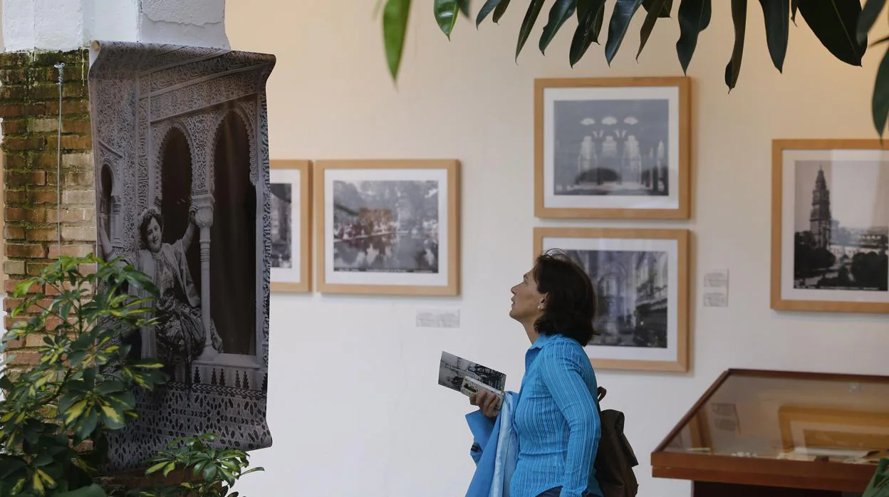 Una mujer observa una exposición de fotografía en el Archivo Municipal