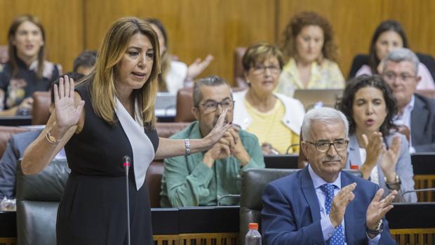 Susana Díaz insiste en el Parlamento en que mantendrá sus exigencias al Gobierno de Sánchez