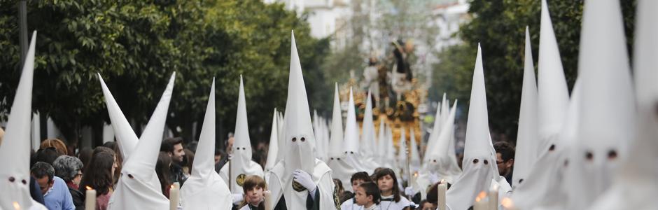 Nazarenos ante el paso del Señor Orando en el Huerto de Córdoba