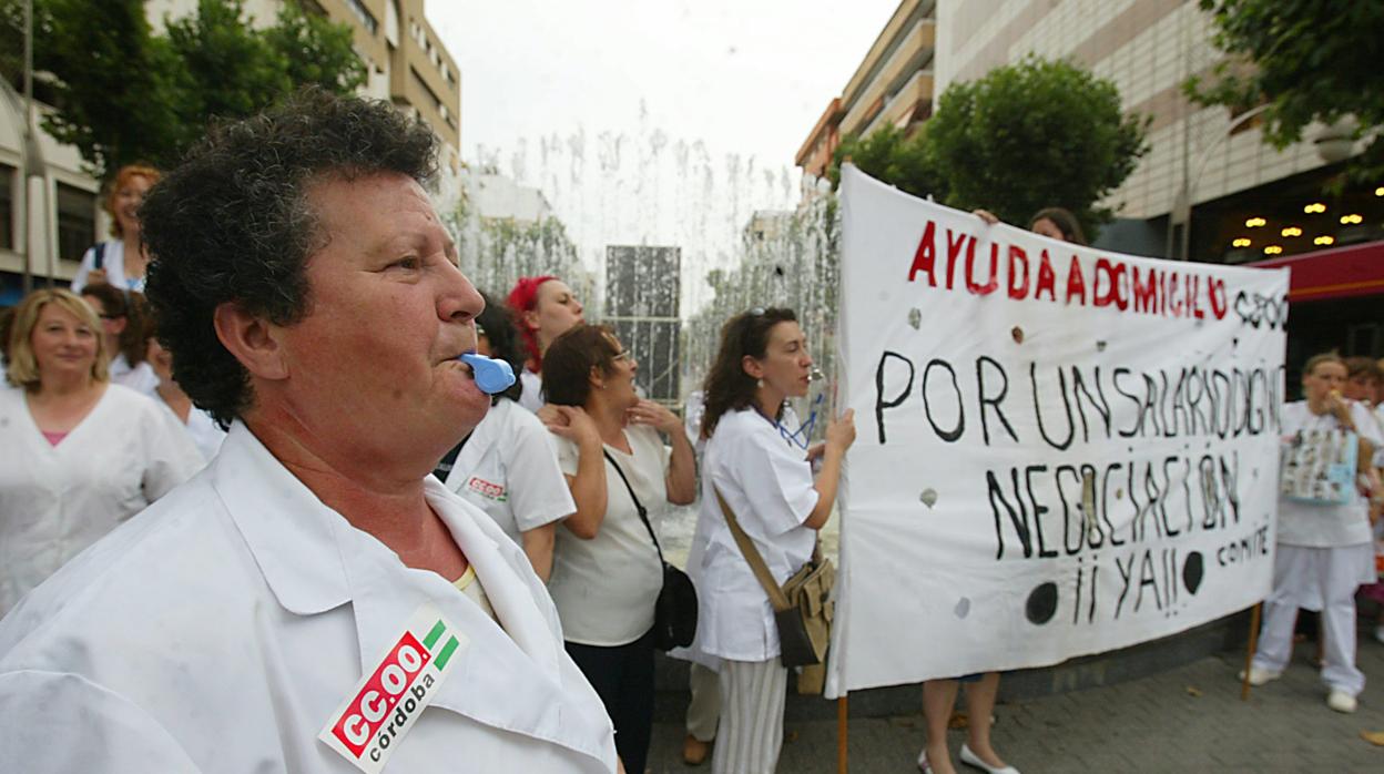 Protesta de trabajadoras ade la ayuda a domiciñio en el vulebar del Gran Capitán