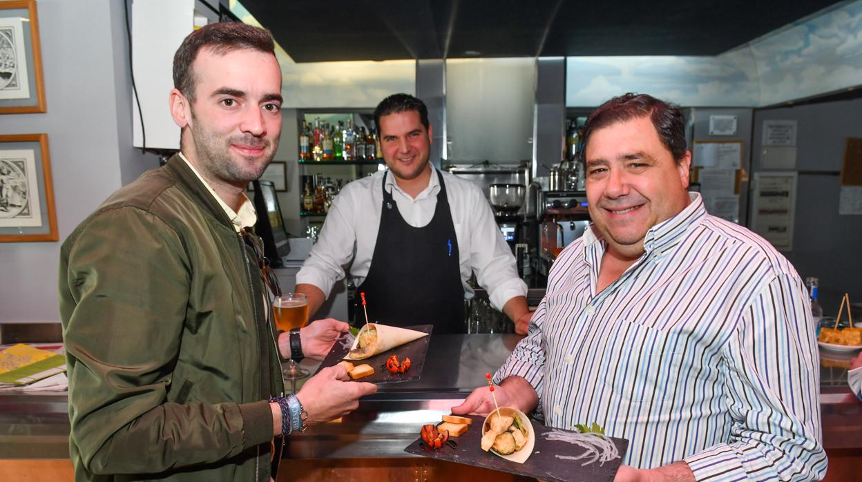 Clientes degustan unas tapas dentro de la ruta de Villanueva de Córdoba