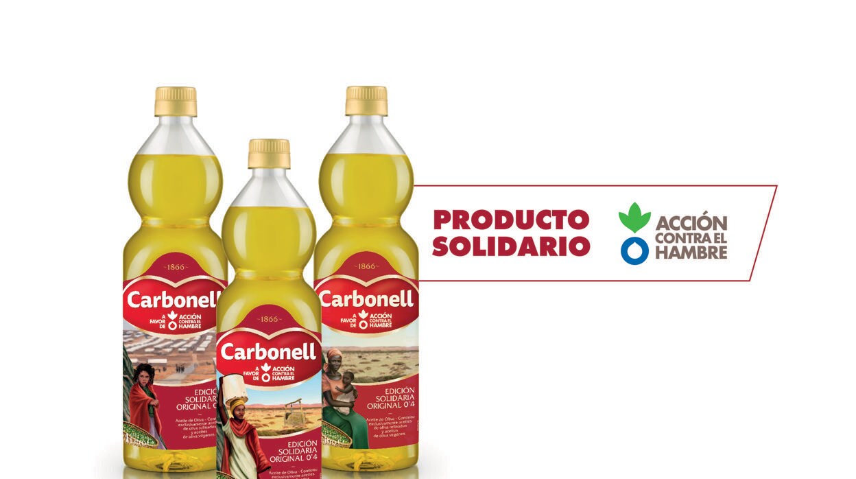Imagen de las botellas con las que Carbonell colaborará co Acción contra el Hambre