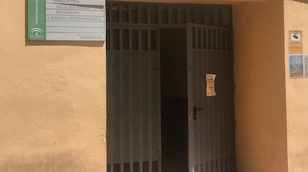 Puerta de entrada del área de Oncología del Hospital Torrecárdenas.
