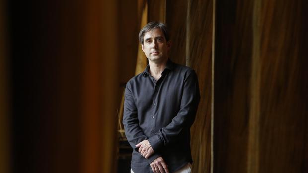 Carlos Domínguez-Nieto, director de la Orquesta de Córdoba, en el salón de columnas del antiguo Rectorado