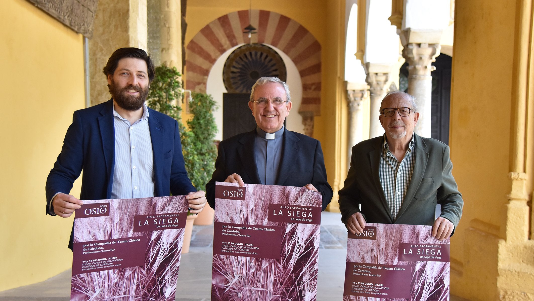 Manuel Pérez Moya, deán-presidente del Cabildo, en el centro de la imagen con un cartel de la obra