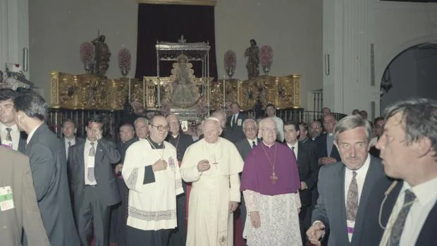 Juan Pablo II en el interio del Santuario de la Virgen del Rocío