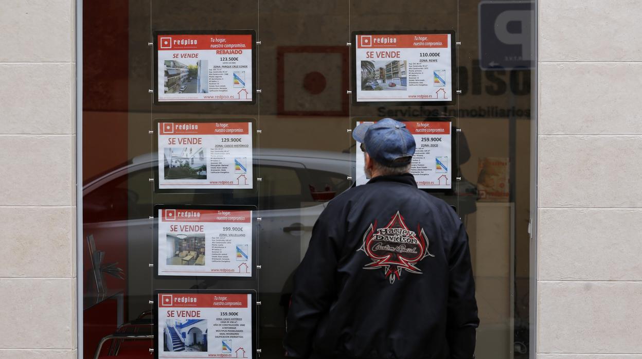 Un hombre observa los pisos de una inmobiliaria del Centro