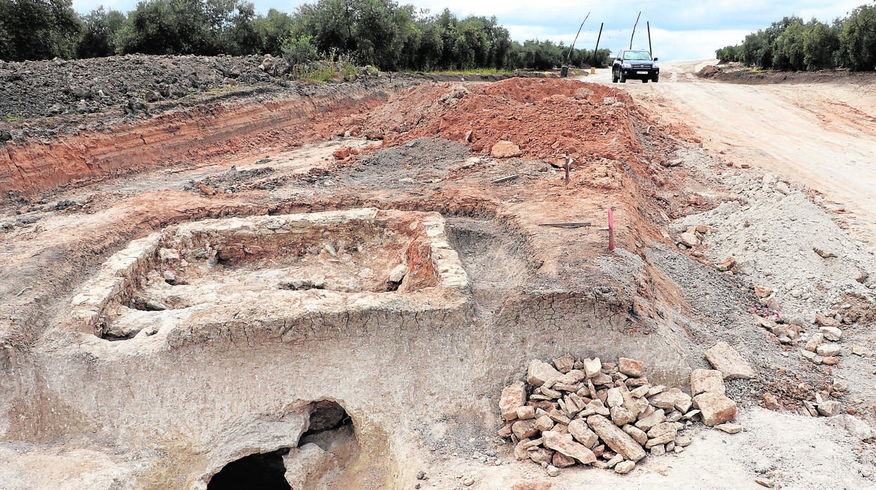 El horno alfarero romano apàrecido en las obras de la variante norte de Lucena