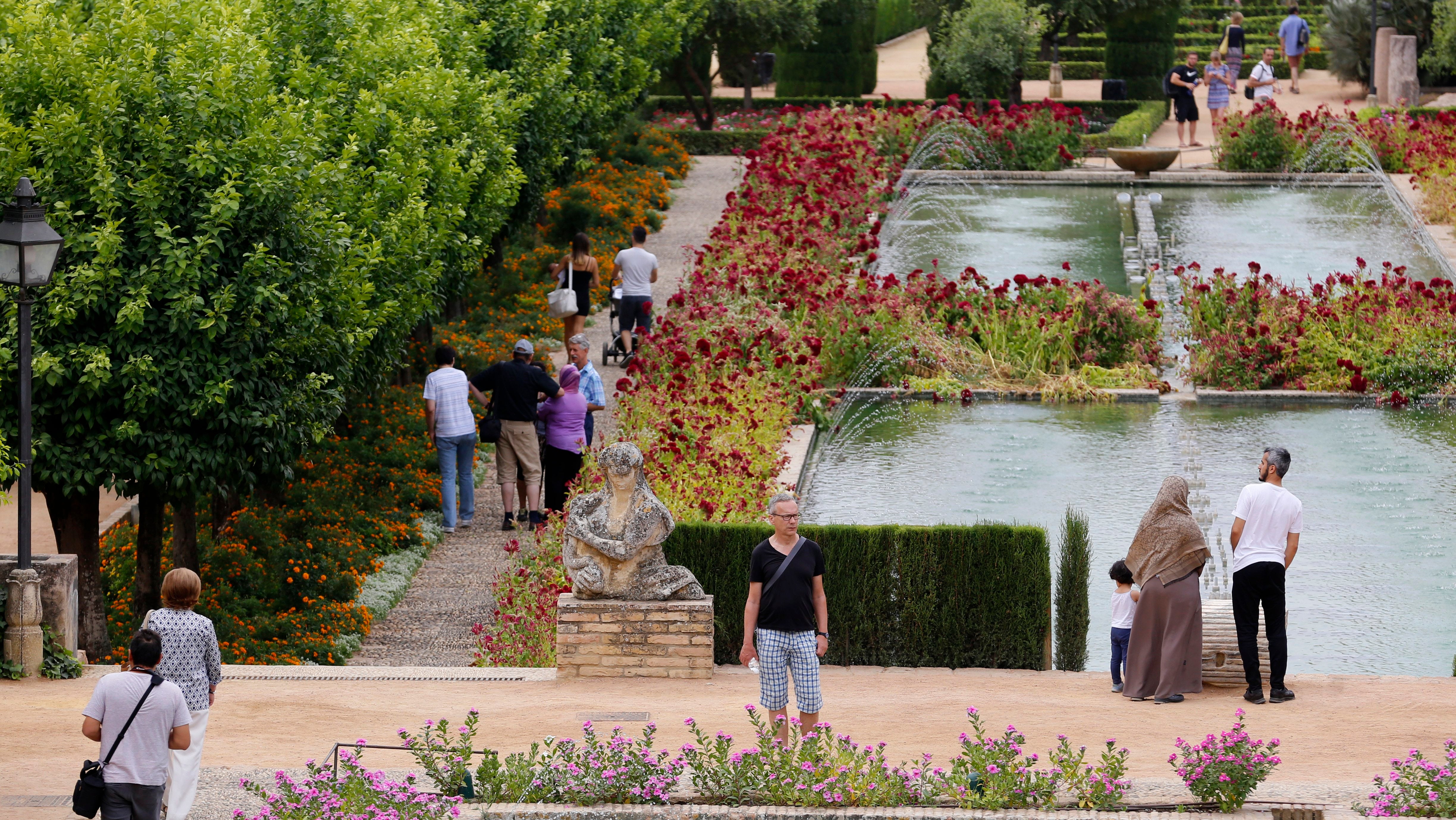 Turistas en los jardines del Alcázar de los Reyes Cristianos