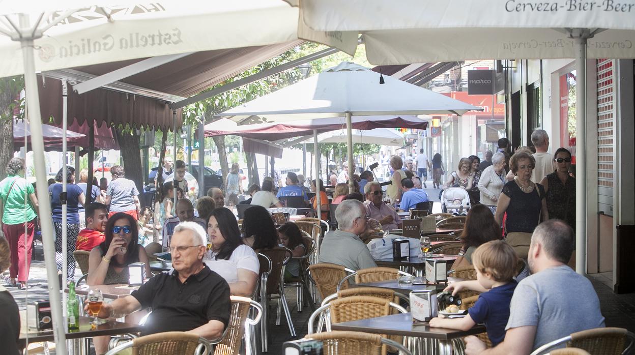 Veladores en la avenida de Barcelona de la capital