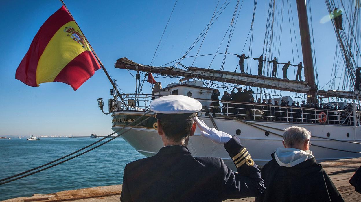 Imagen de archivo del buque Juan Sebastián de Elcano partiendo del puerto de Cádiz