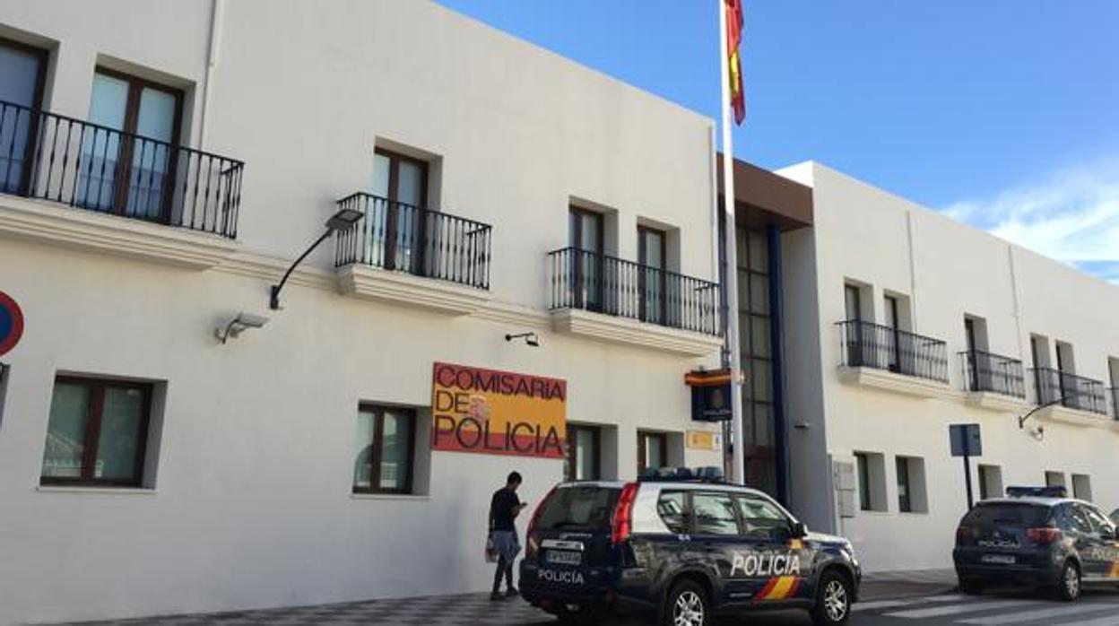 Salida de uno de los acusados del juzgado de Estepona