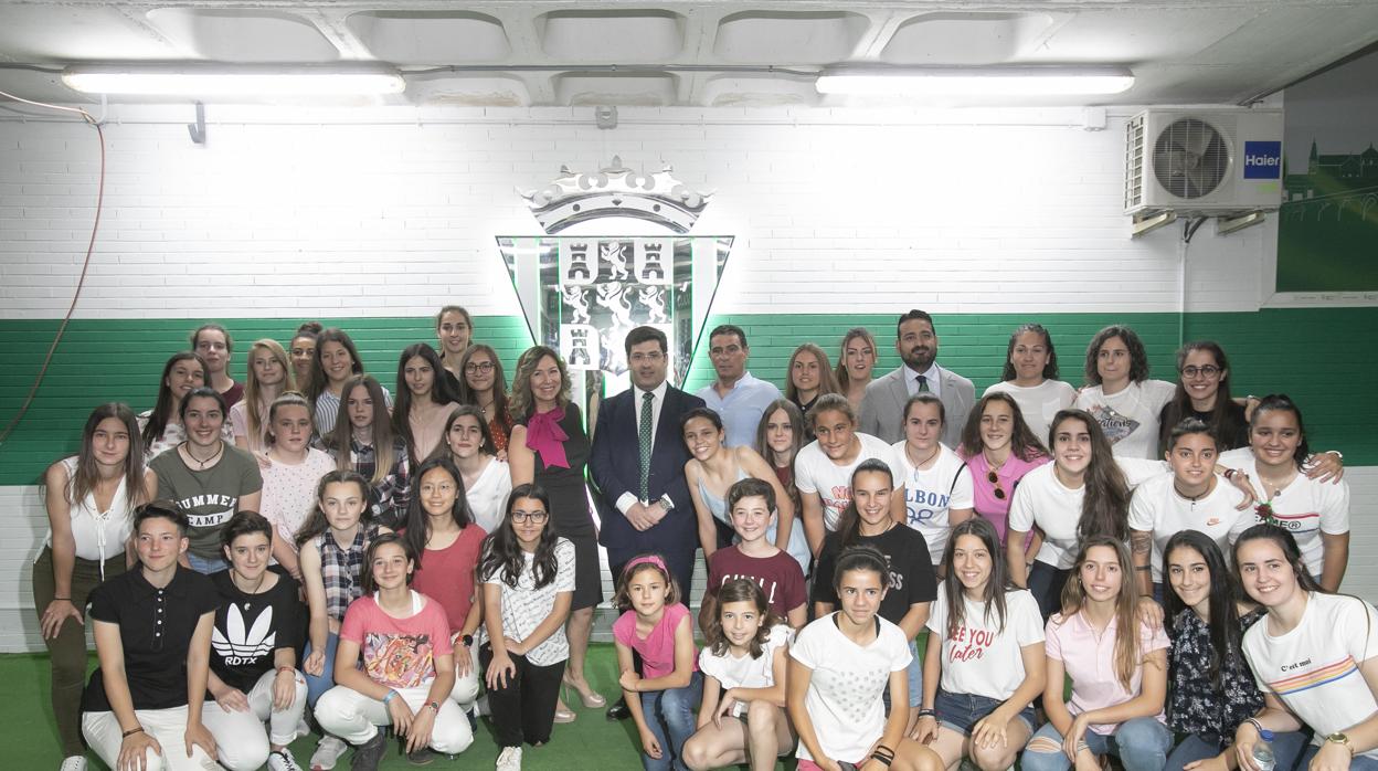 Jesús León posa con su equipo de trabajo y las chicas del nuevo proyecto de fútbol femenino