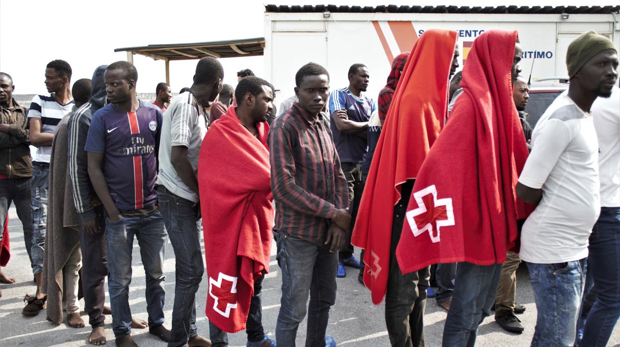 Rescate de inmigrantes atendidos por Cruz Roja en el puerto de Motril