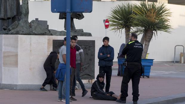 Andalucía, desbordada ante la llegada masiva de menores inmigrantes a las costas