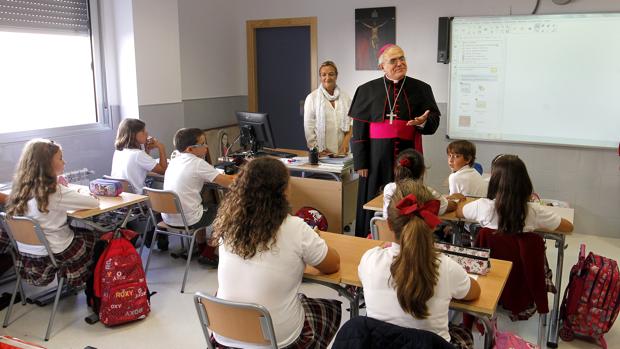 El obispo de Córdoba, Demetrio Fernández, durante una visita a un colegio