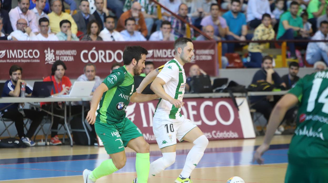 Manu Leal conduce la pelota en el duelo ante la UMA Antequera