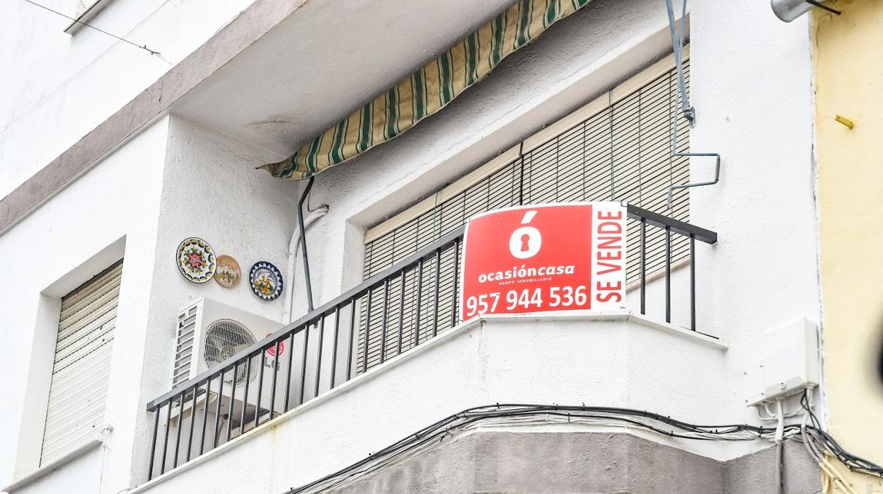 Vivienda en Pozoblanco con el cartel de una inmobiliaria