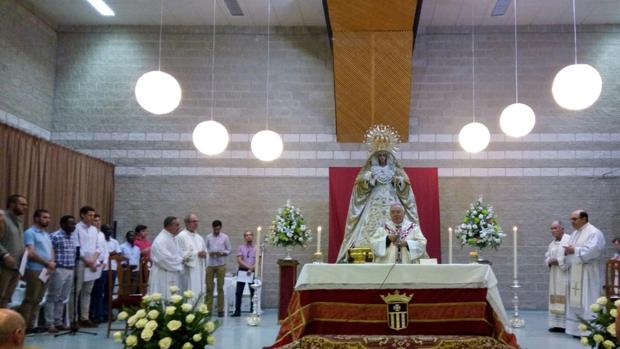 El obispo de Córdoba, ante la Virgen de la Merced, durante la misa