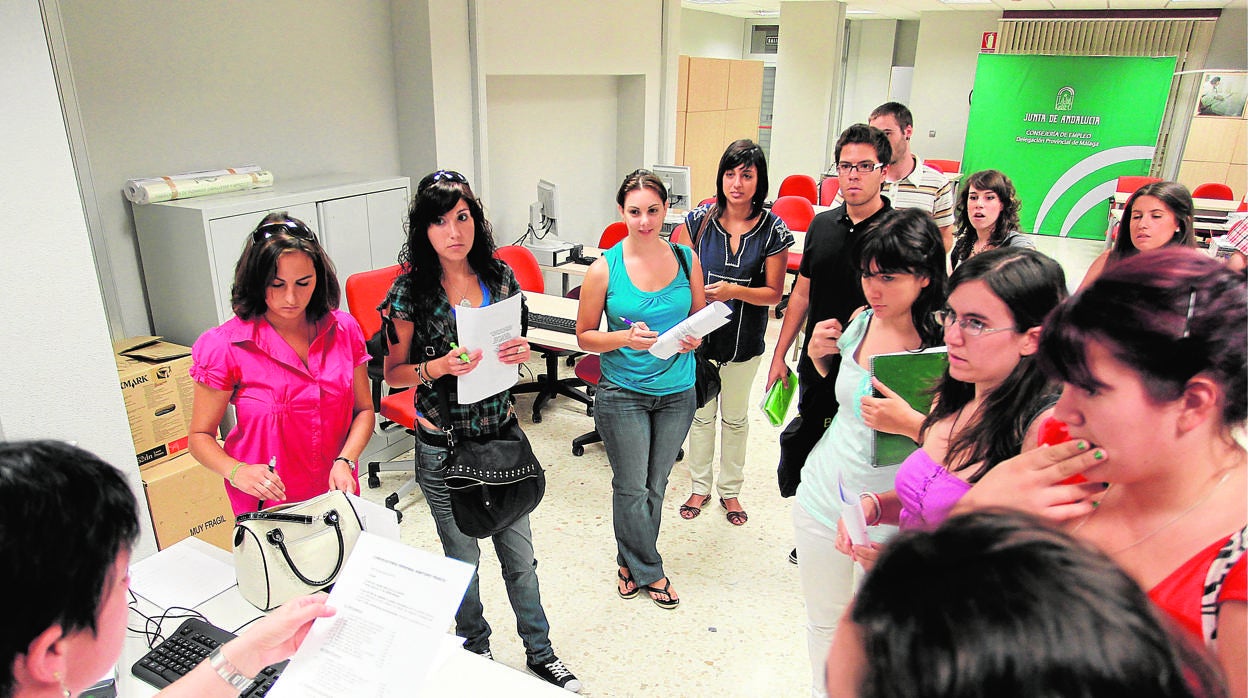 Jóvenes en un proceso de selección en una oficina del Servicio Andaluz de Empleo