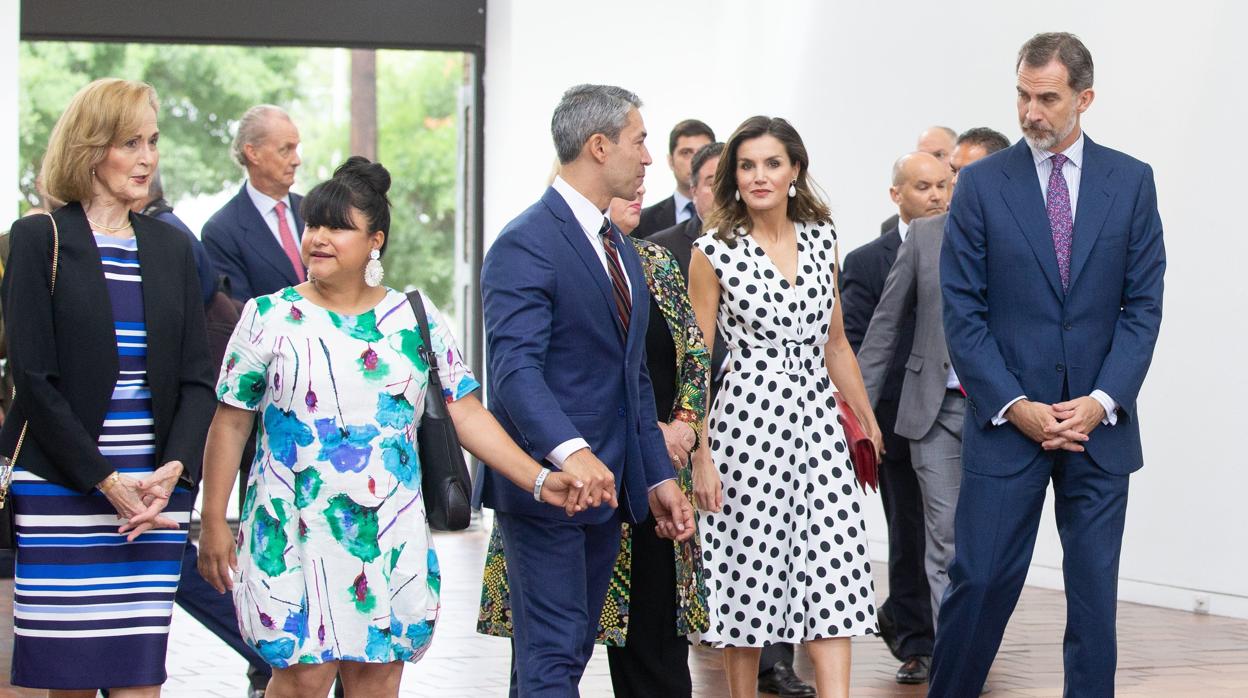 Los Reyes de España durante su visita al Museo de San Antonio en Texas