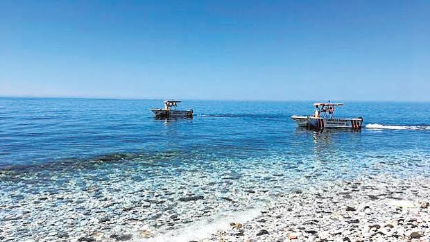 Barcos de linpieza de las aguas de baño