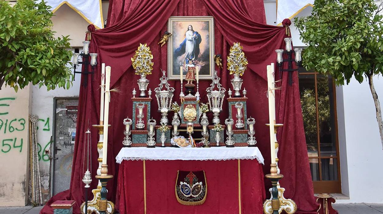 Altar instalado por la hermandad de las Penas de Santiago